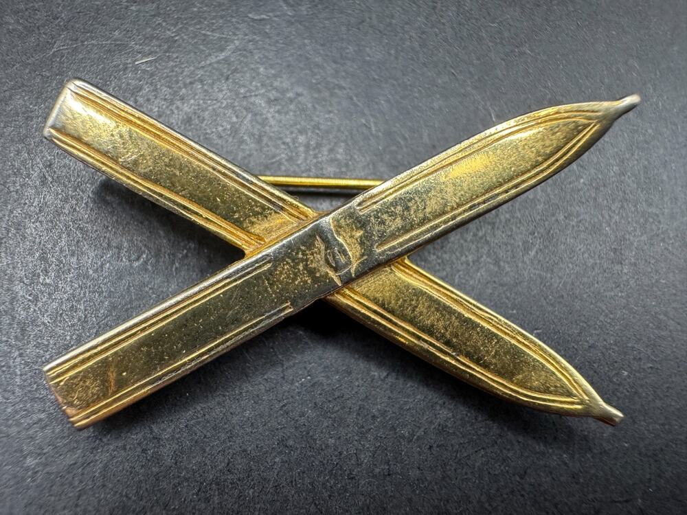 Vans Authentics Ski Figural Gold Tone Crossed Pens/Pencils Brooch Pin 40.8mm